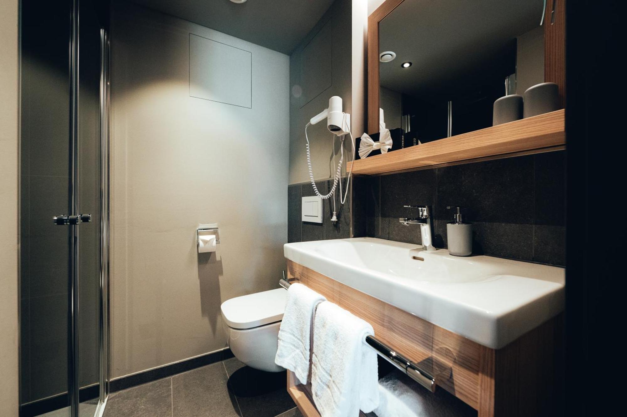 Hotel Zum Goldenen Hirsch ซอนโทเฟิน ภายนอก รูปภาพ